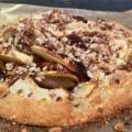 Gesunder Essgenuss: Herbstglück Tarte mit Äpfeln und Zwetschgen auf zimtiger Mandelcreme